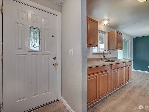 2nd image of 2822 Greendale Drive SE