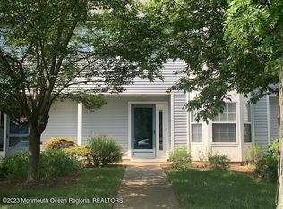 414 Hampton Ct, Manalapan, NJ 07726