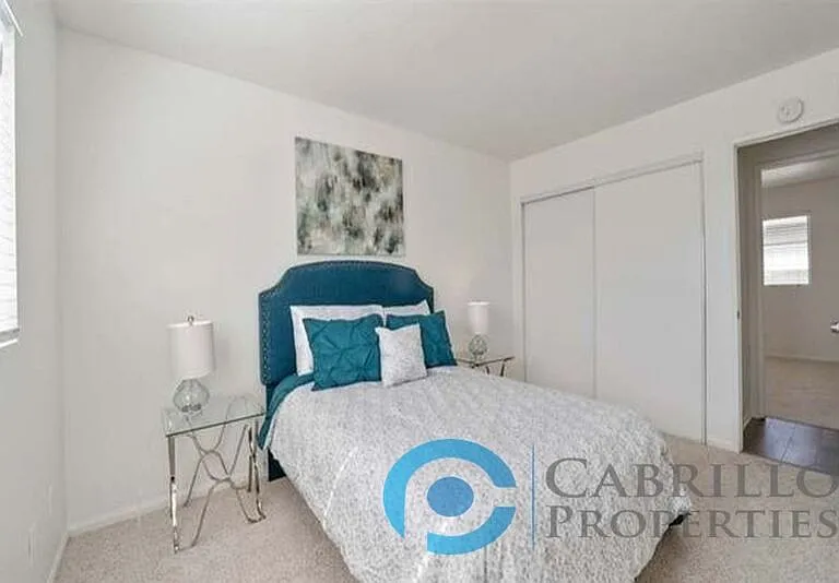 4523 Winona Ave #B — Photo 7