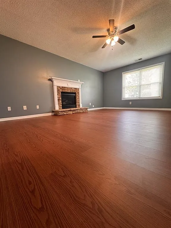 4 bed, 2.5 bath, 2192 sqft, $2,500 — Photo 2