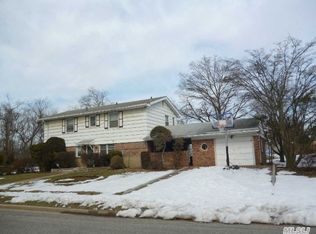 74 Hunters Ln, Westbury, NY 11590