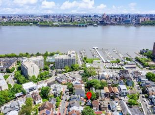 18 Valley Pl, Edgewater, NJ 07020