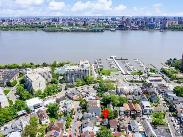 18 Valley Pl, Edgewater, NJ 07020