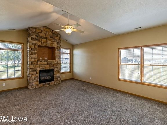 4th image of 470 Larson Dr