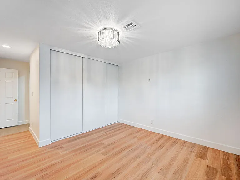 2916 W Oakey Blvd — Photo 8