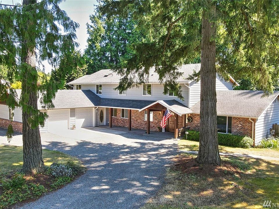 Welcome home to sought-after Meridian Villa Estates and this immaculate 4 bedroom + den + large bonus, 4 bathroom home. Situated