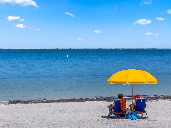 Convenient drive to Fred Howard Park