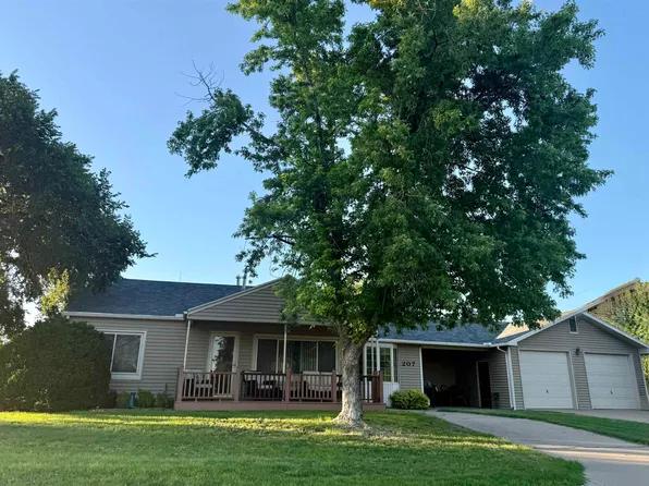 207 E 15th St, Russell, KS 67665