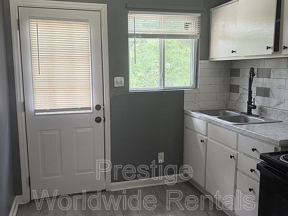 4th image of 4125 Sandfort Rd #J
