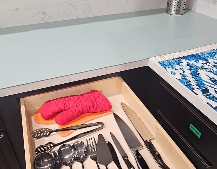 Guest exclusive knives, bakery cutlery, oven mitts.