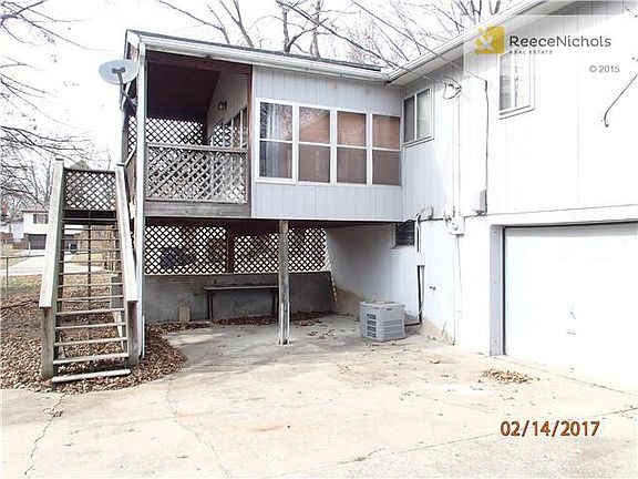Sunroom and deck on back