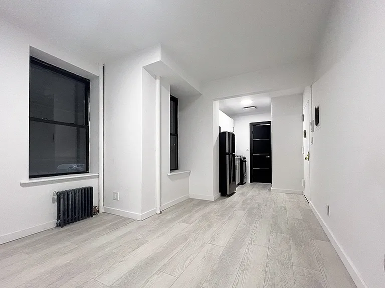 226 E 14th St #1T — Photo 4