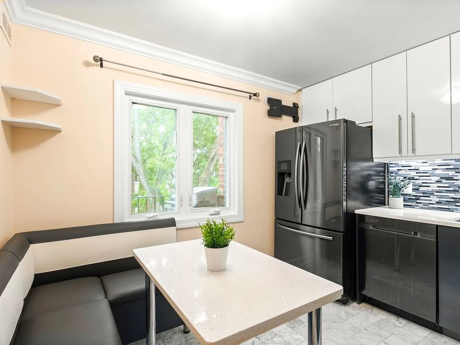 2 bed, 1300 sqft, $1,950 — Photo 4