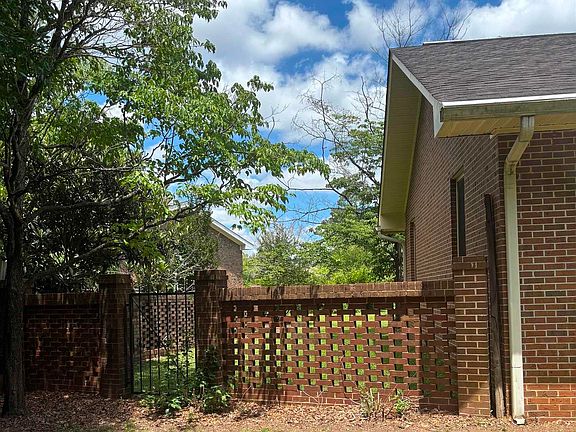 5th image of 1010 Ridge Cir S