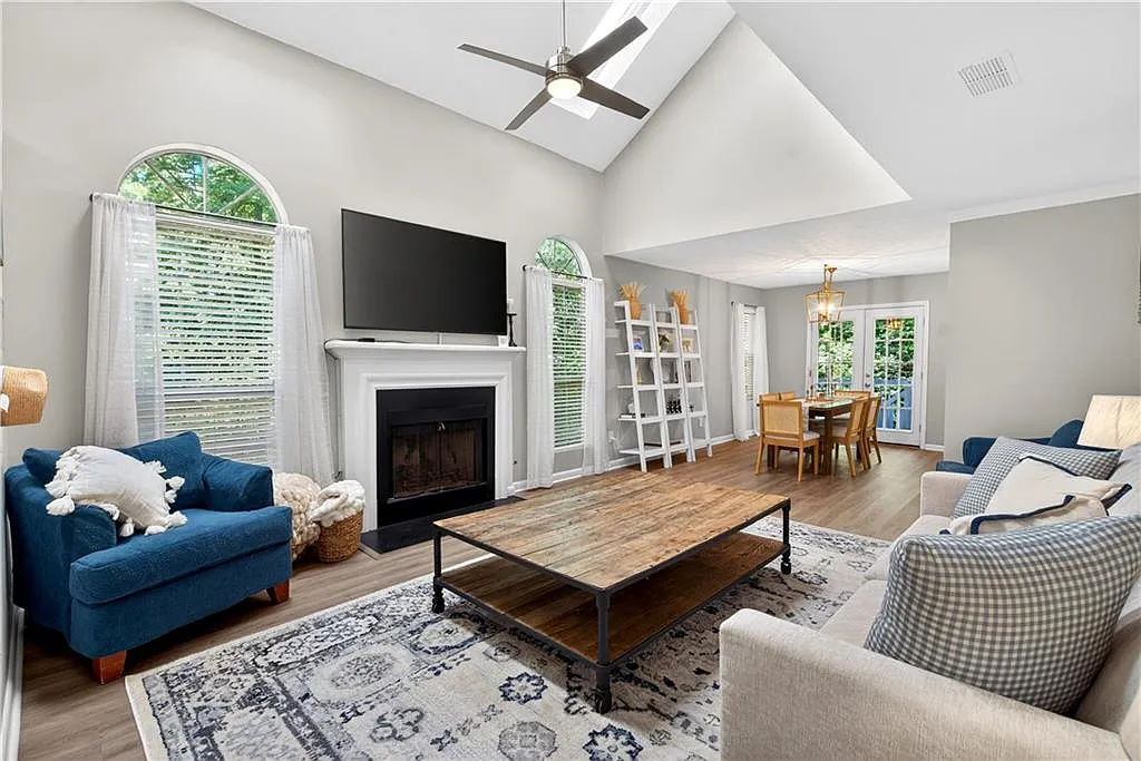3 bed, 2.5 bath, 1656 sqft, $2,550 — Photo 3