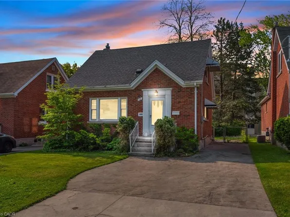 29 Adelaide St, Kitchener, ON N2M 2B3