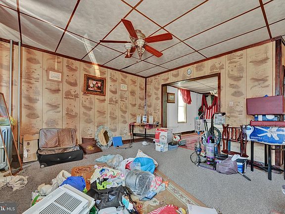 5th image of 610 W Race St