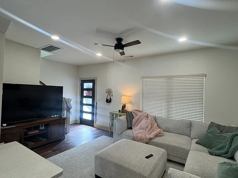 933 N Oakland Ave #B — Photo 8