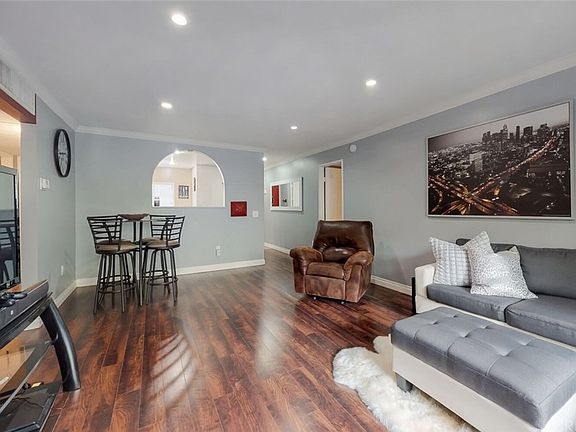 5th image of 18350 Hatteras St APT 122