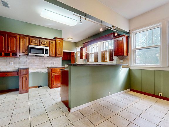4th image of 609 Holly St