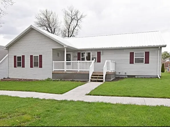 206 Center St, Garwin, IA 50632