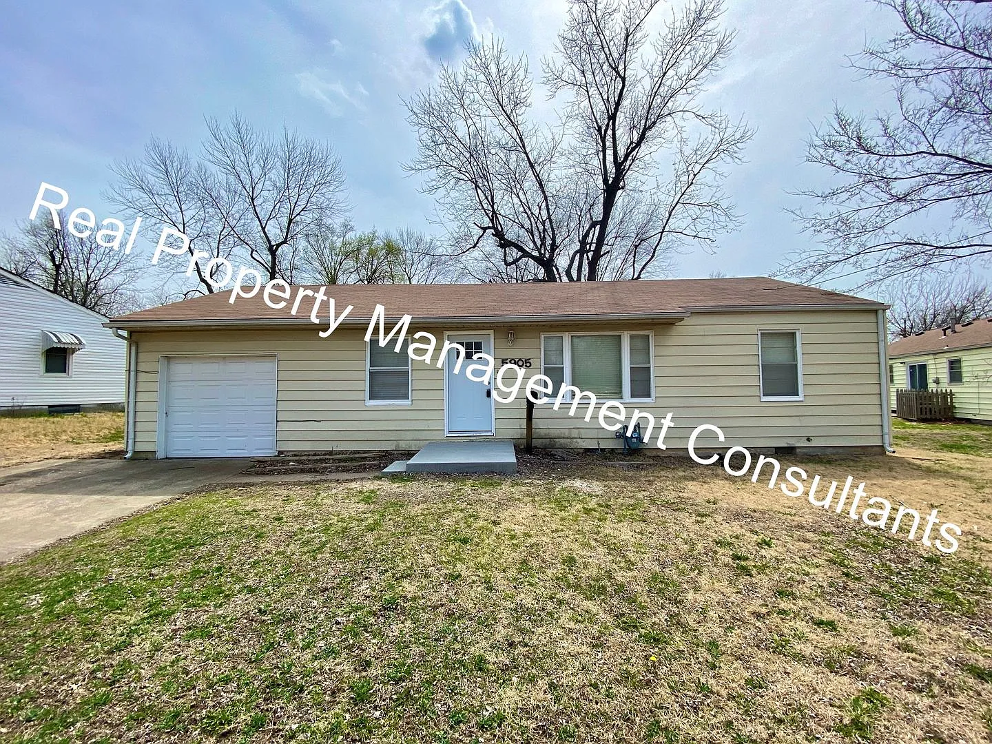 Spacious 3 Bedroom with Garage in South Kansas City! — Photo 2