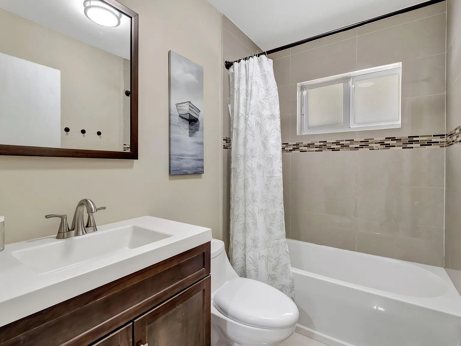 4 bed, 1.0 bath, 1008 sqft, $1,256 — Photo 2