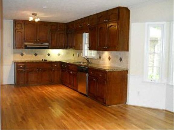 http://www.propertyboss.net/CustomerImages/REMAXATL_73579/media/Properties/2468%20Riverglenn%20Circle/zsmall_Kitchen.jpg