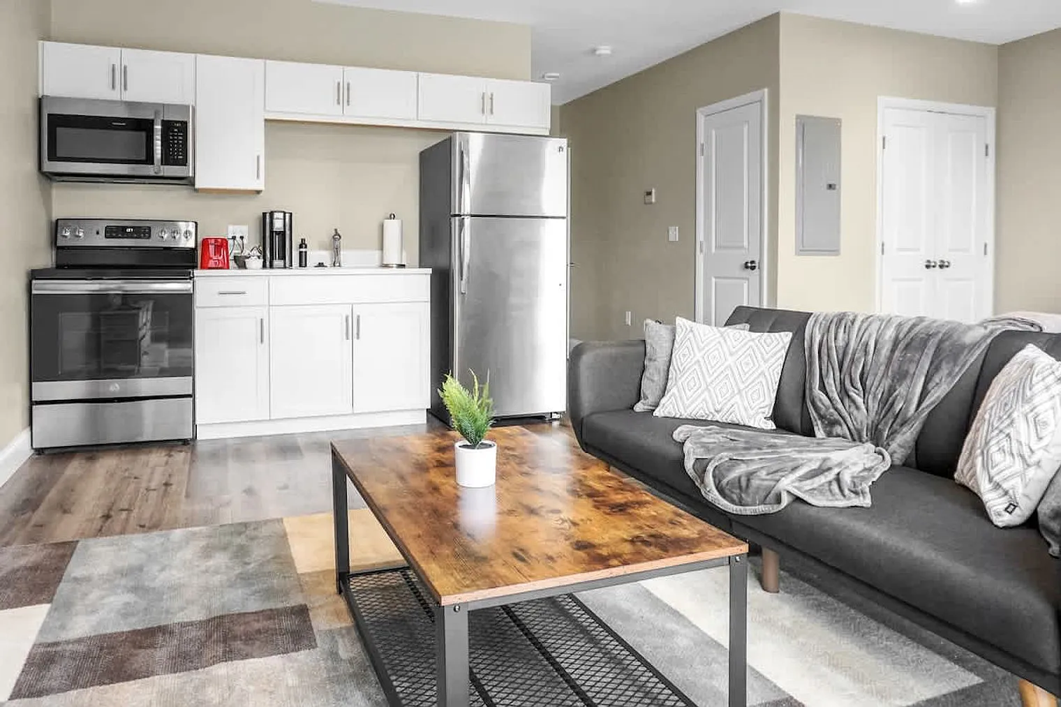 1 bed, 1.0 bath, 570 sqft, $3,460 — Photo 3