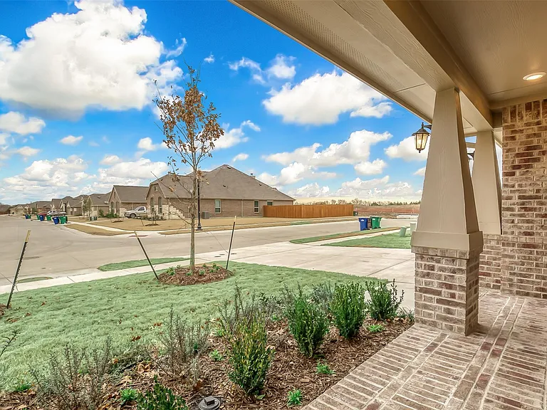 638 Devonshire Ln — Photo 4