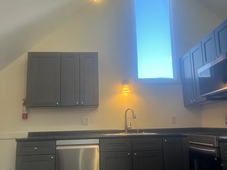 121 Park St #4 — Photo 2