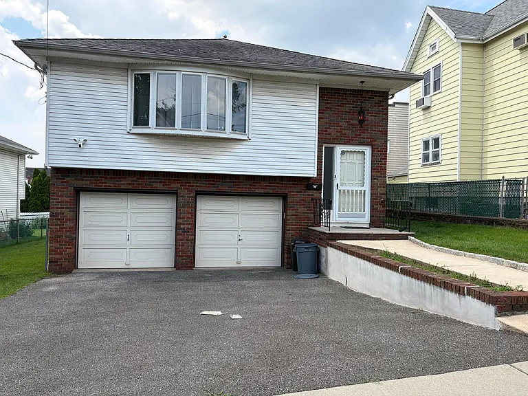 566 Anderson Ave — Photo 1