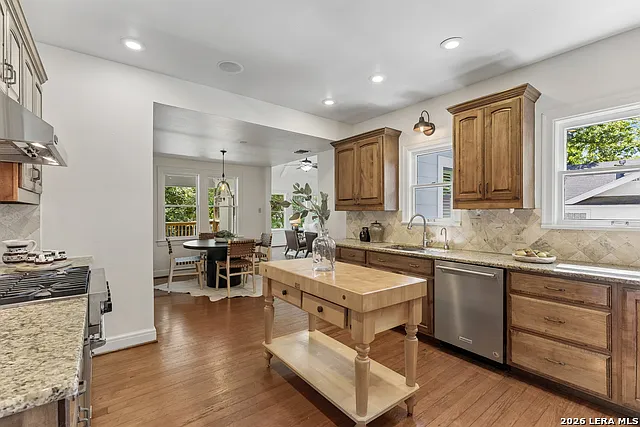 120 Lamont Ave — Photo 37