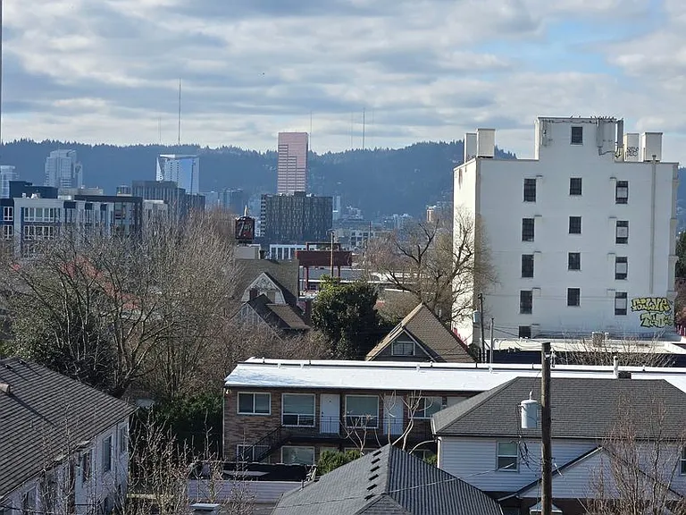 Studio With A View! Redwood Lofts & Flats — Photo 31