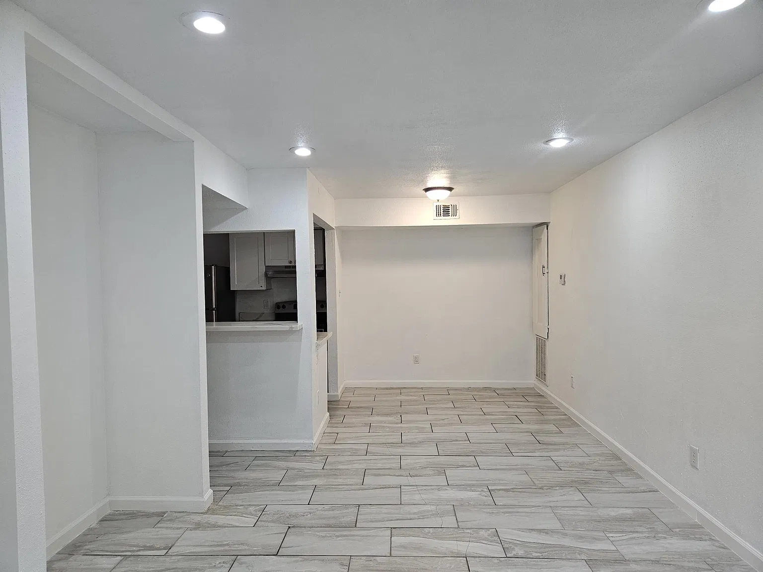 3 bed, 950 sqft, $1,400 — Photo 3