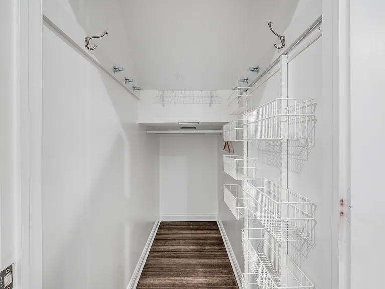 2068 Broughton St — Photo 16