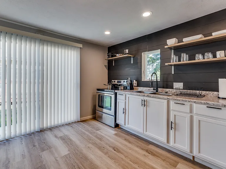 110 E Osborne St — Photo 16