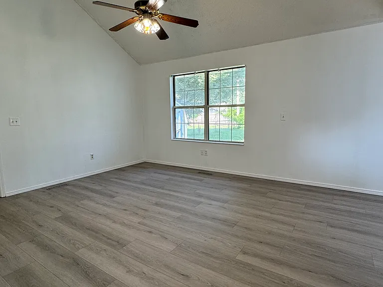 5748 S Dayton Ave — Photo 3