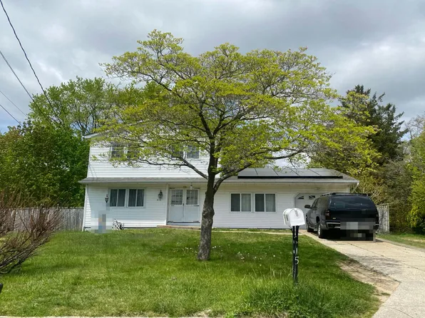 215 Babylon St, Islip Terrace, NY 11752