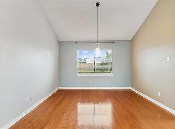 4th image of 117 Honeywood Dr