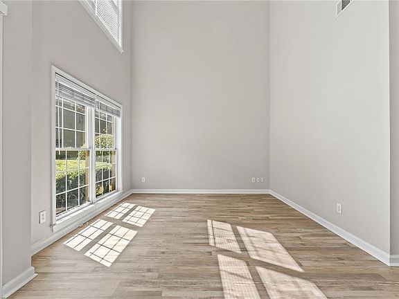 4th image of 2878 Calhoun Sq
