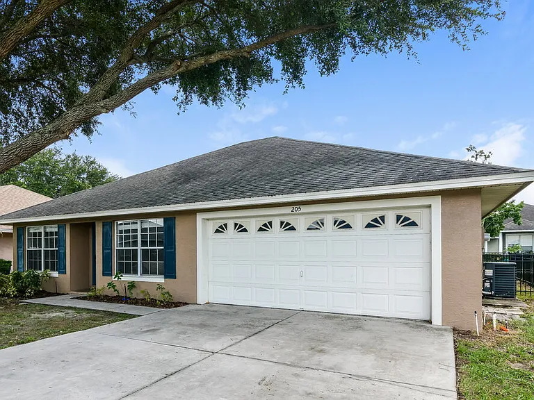 205 Madalyn Ct — Photo 1