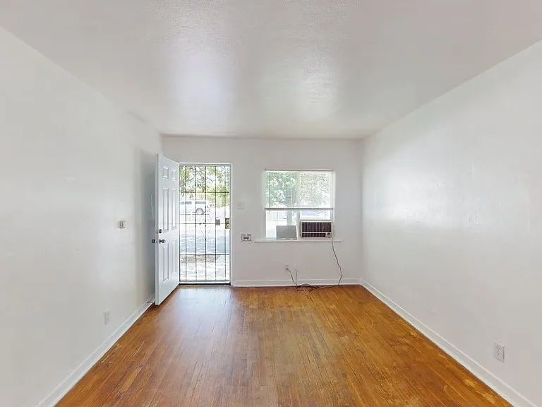 Nicely Updated 1 Bedroom Apts in Beautfiul Downtown Courtyard Complex — Photo 6