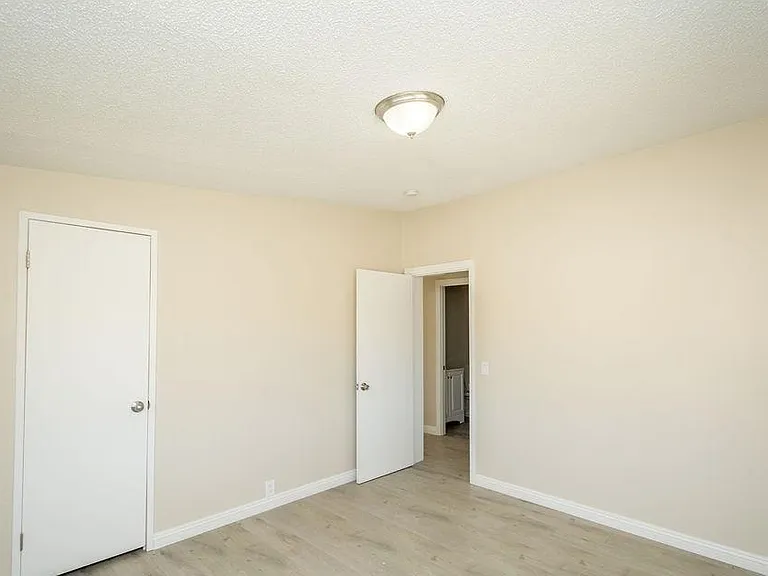 521 W Shady Ln — Photo 15
