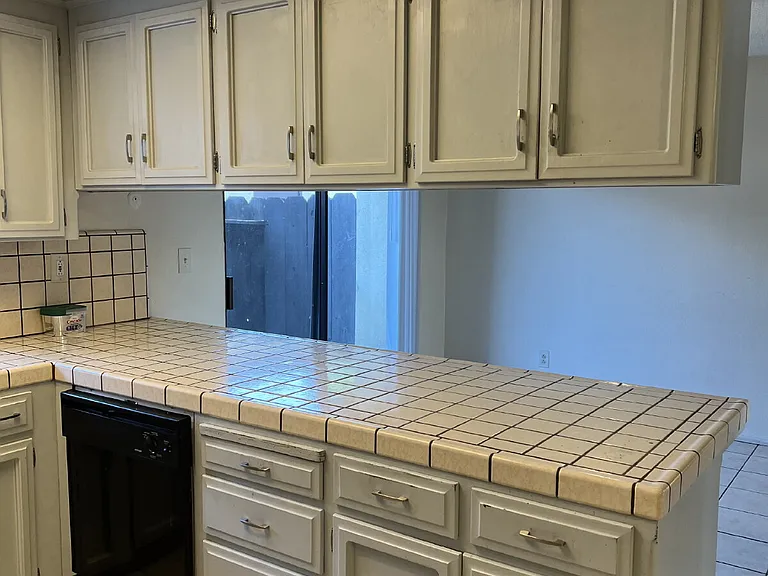 305 E 4th St #F — Photo 11