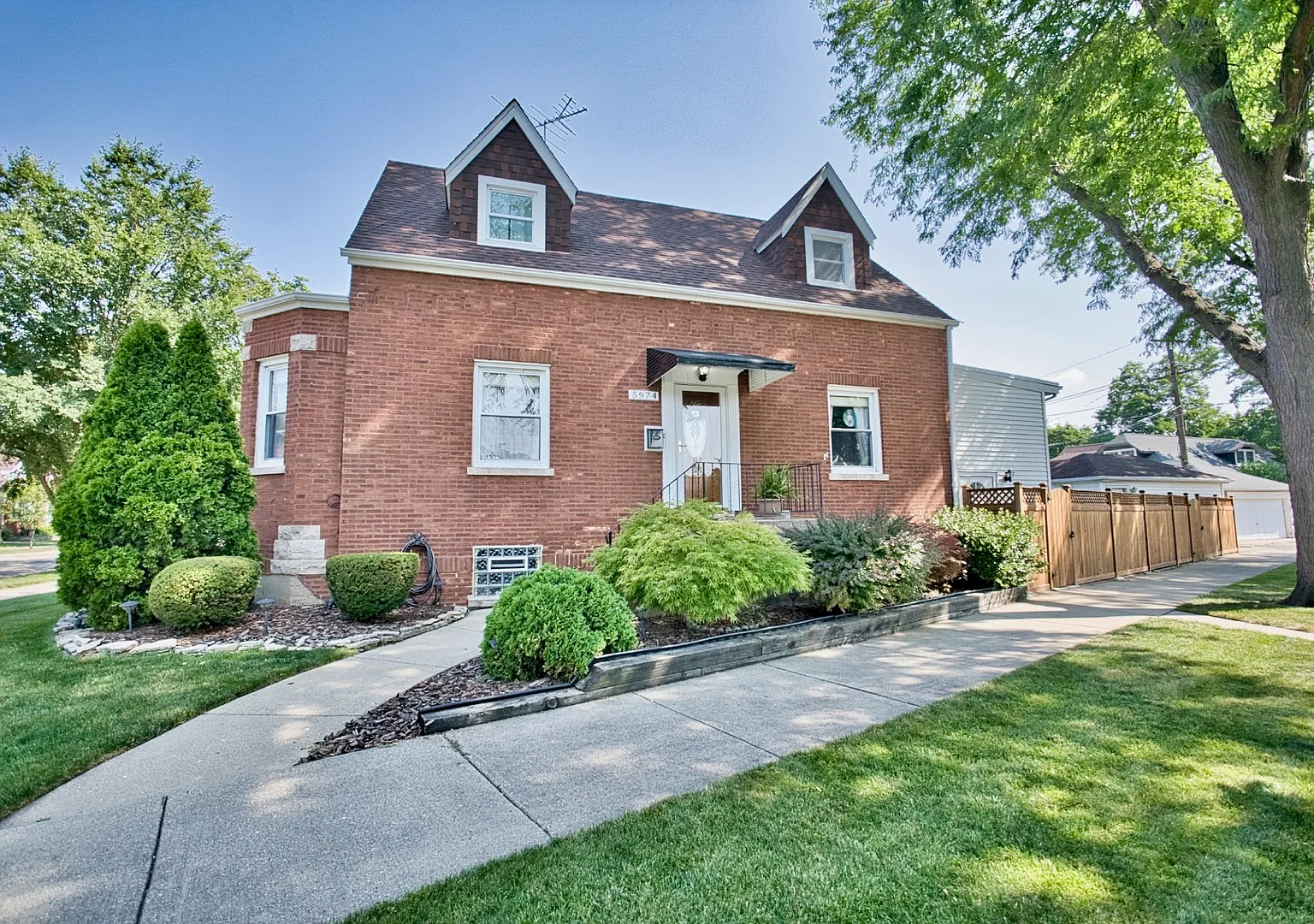 3 bed, 1.5 bath, 1756 sqft, $3,400 — Photo 3
