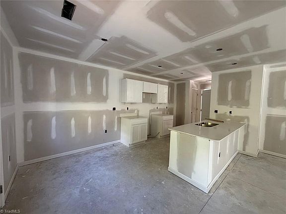 5th image of 332 Poppy Ct
