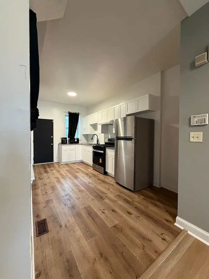 Spacious 3 Bedroom with Washer/Dryer — Photo 4