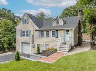 16 Meadowbrook Dr, Sound Beach, NY 11789