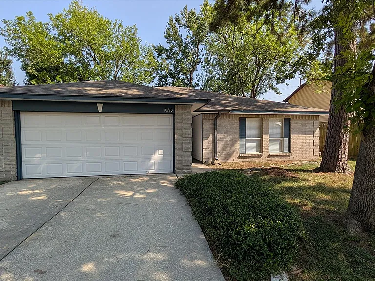10710 Ambergate Dr — Photo 2